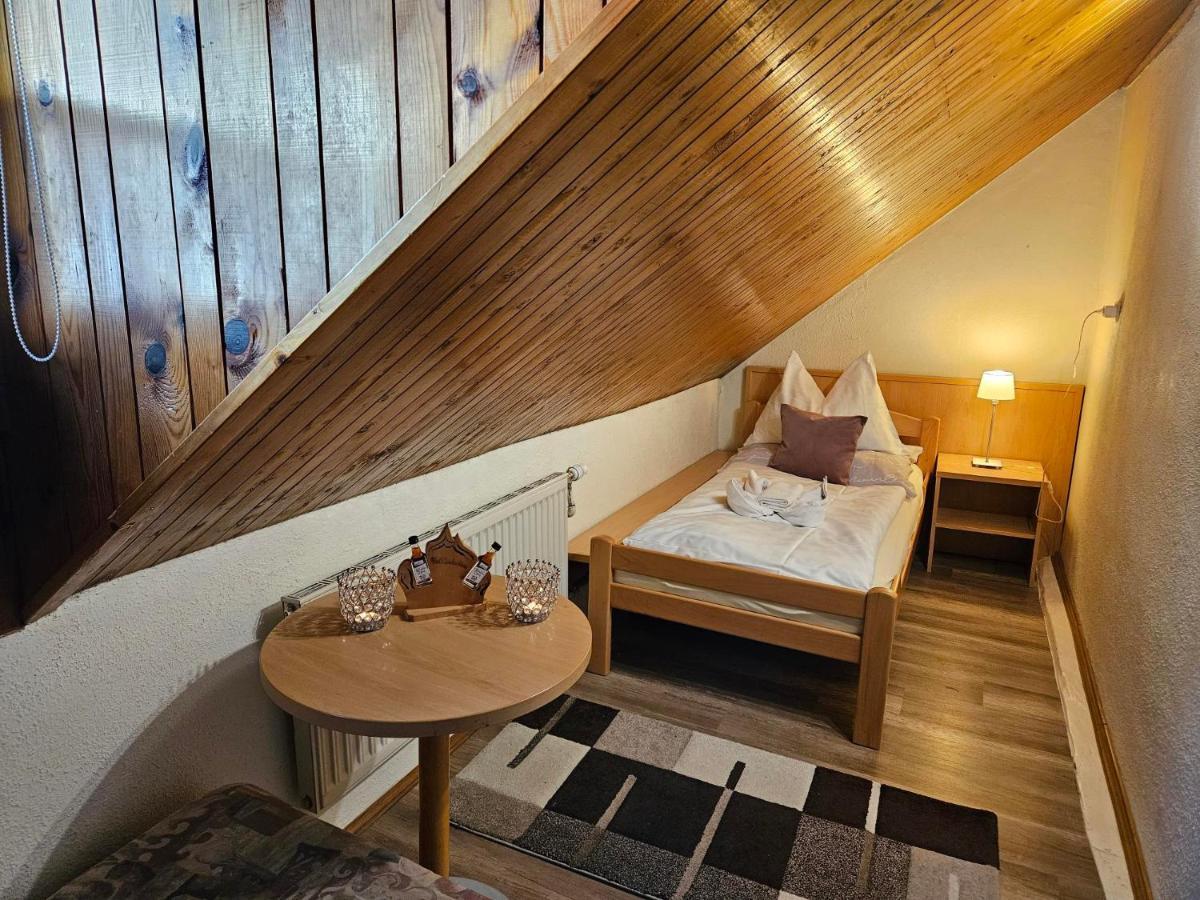 Gasthof-Pension Alt Kirchheim บาด ไคลน์เคิร์ชไฮม์ ภายนอก รูปภาพ
