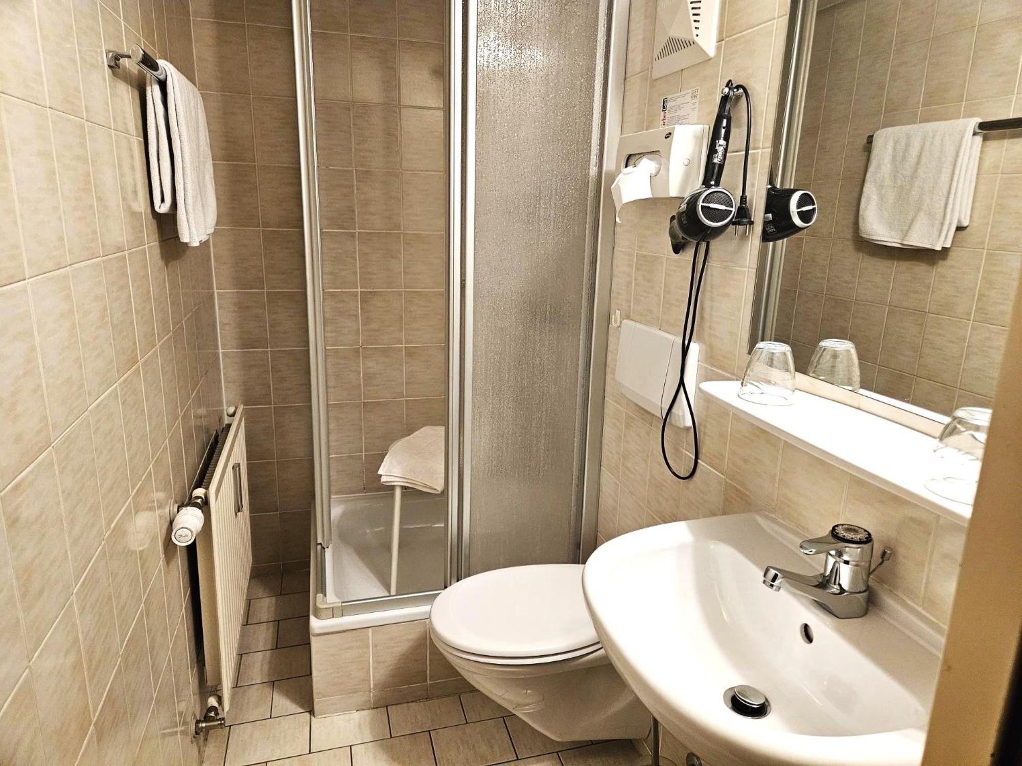 Gasthof-Pension Alt Kirchheim บาด ไคลน์เคิร์ชไฮม์ ภายนอก รูปภาพ
