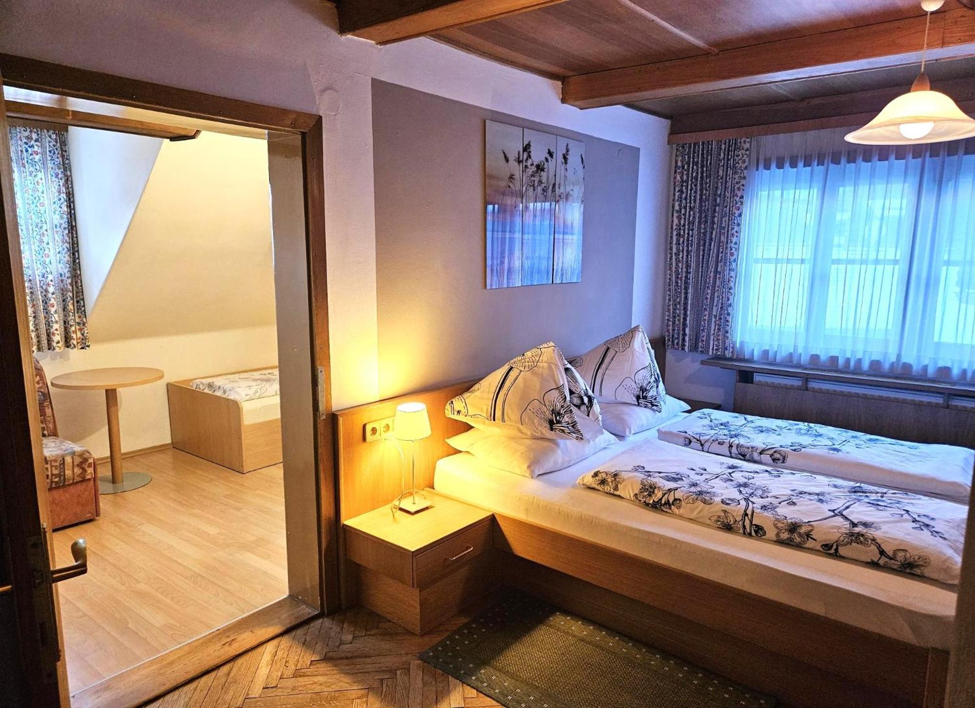 Gasthof-Pension Alt Kirchheim บาด ไคลน์เคิร์ชไฮม์ ภายนอก รูปภาพ