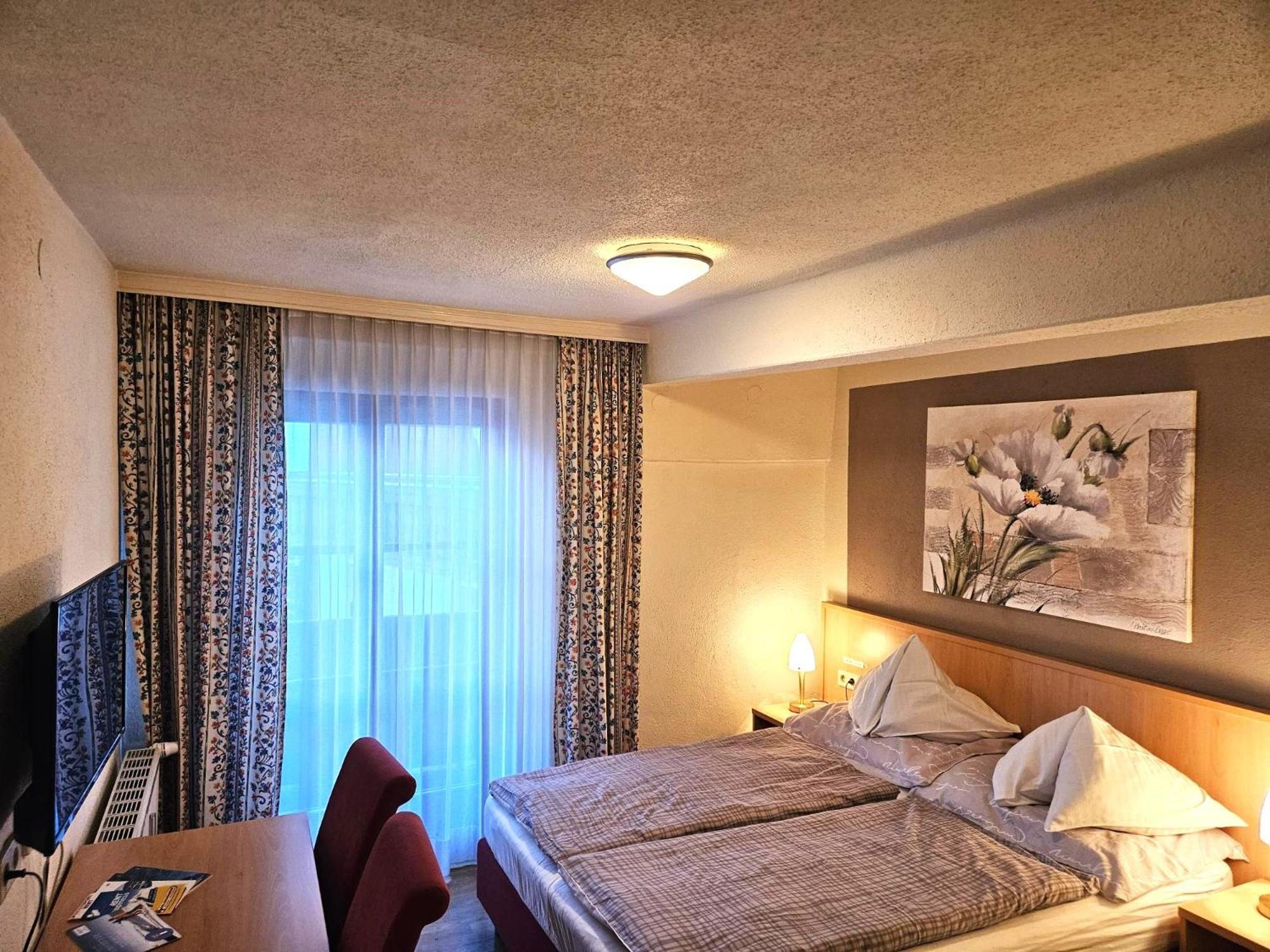 Gasthof-Pension Alt Kirchheim บาด ไคลน์เคิร์ชไฮม์ ภายนอก รูปภาพ